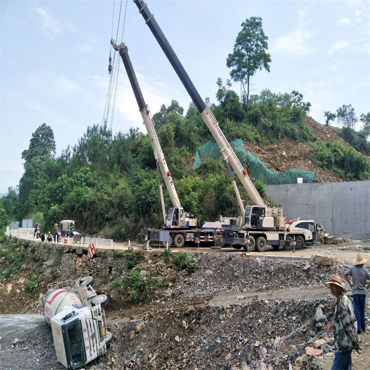 林州汽车掉沟里叫吊车救援要多少钱